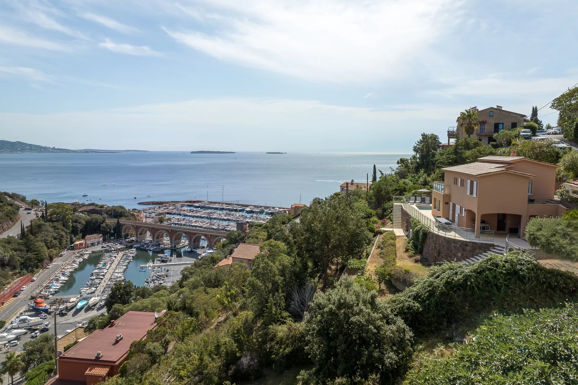 Vue panoramique sur la mer et le port depuis une maison à Théoule-sur-Mer.