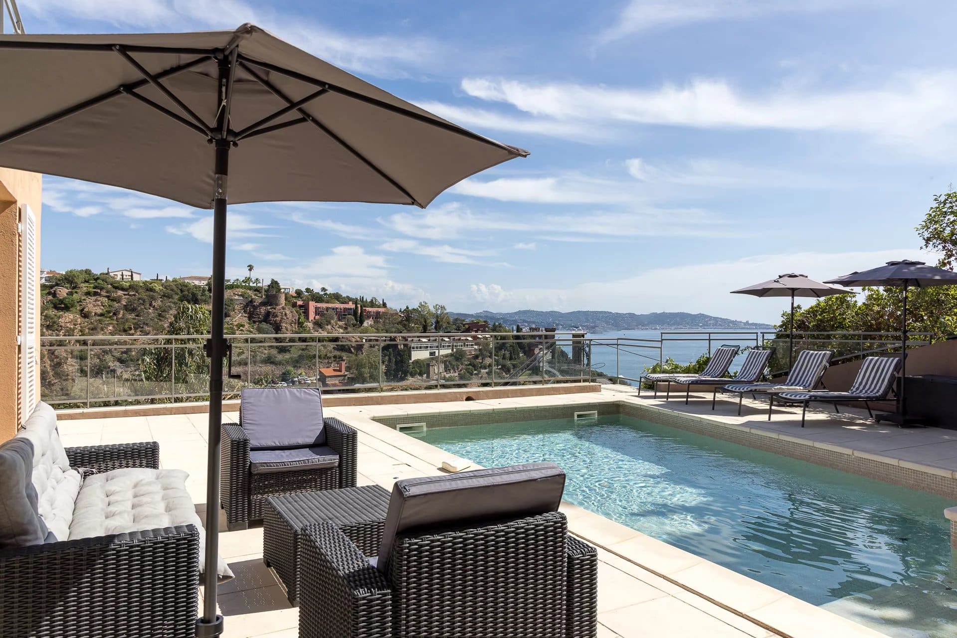 Terrasse avec piscine et mobilier de jardin, vue sur la mer à Théoule-sur-Mer.
