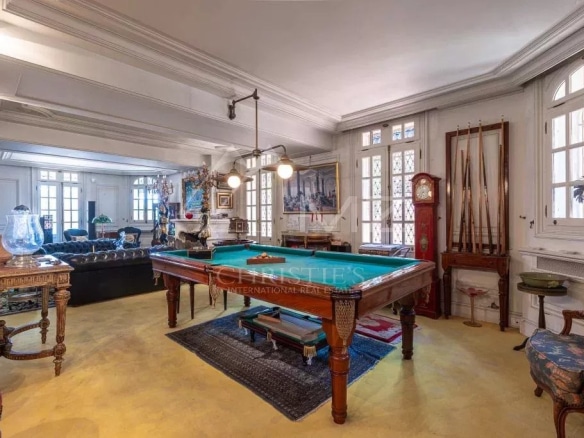 Intérieur d'une villa Art Déco avec billard, mobilier élégant et lumière naturelle