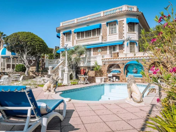 Villa Art Déco avec piscine, située à Anthéor, vue sur la mer Méditerranée.