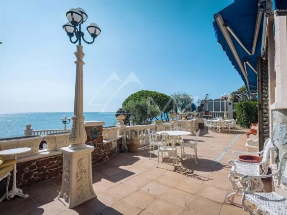 Terrasse d'une villa Art Déco avec vue sur la mer à Anthéor.