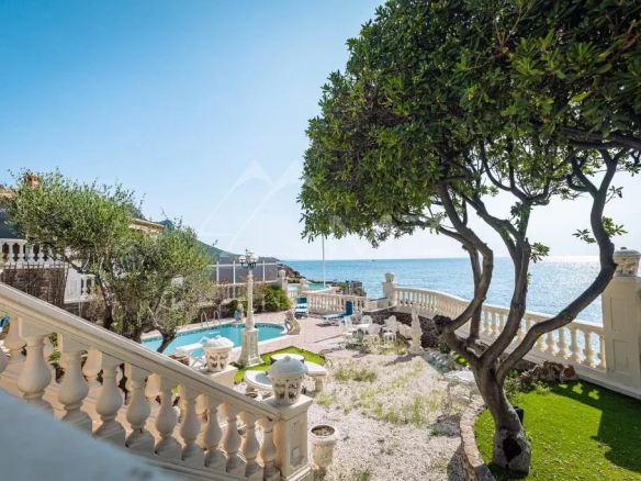 Vue d'une villa Art Déco avec jardin et accès à la mer à Anthéor, près de Cannes.