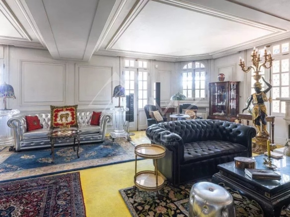 Intérieur d'une villa Art Déco avec salon élégant et mobilier sophistiqué à Anthéor.