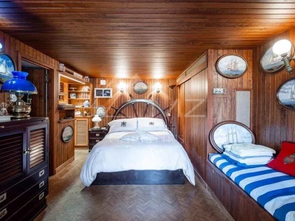 Chambre d'une villa Art Déco avec décor en bois et vue sur la mer.