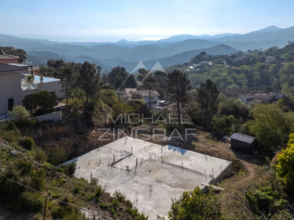 Terrain plat prêt à construire avec vue sur le massif de l'Estérel et la baie de Cannes à Mandelieu-la-Napoule.