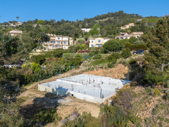 Terrain plat avec fondations pour villa à Mandelieu-la-Napoule, vue sur le massif de l'Estérel.