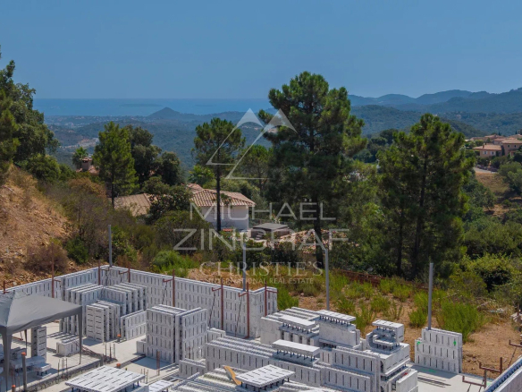 Terrain plat avec projet de construction et vue sur le massif de l'Estérel et la baie de Cannes.