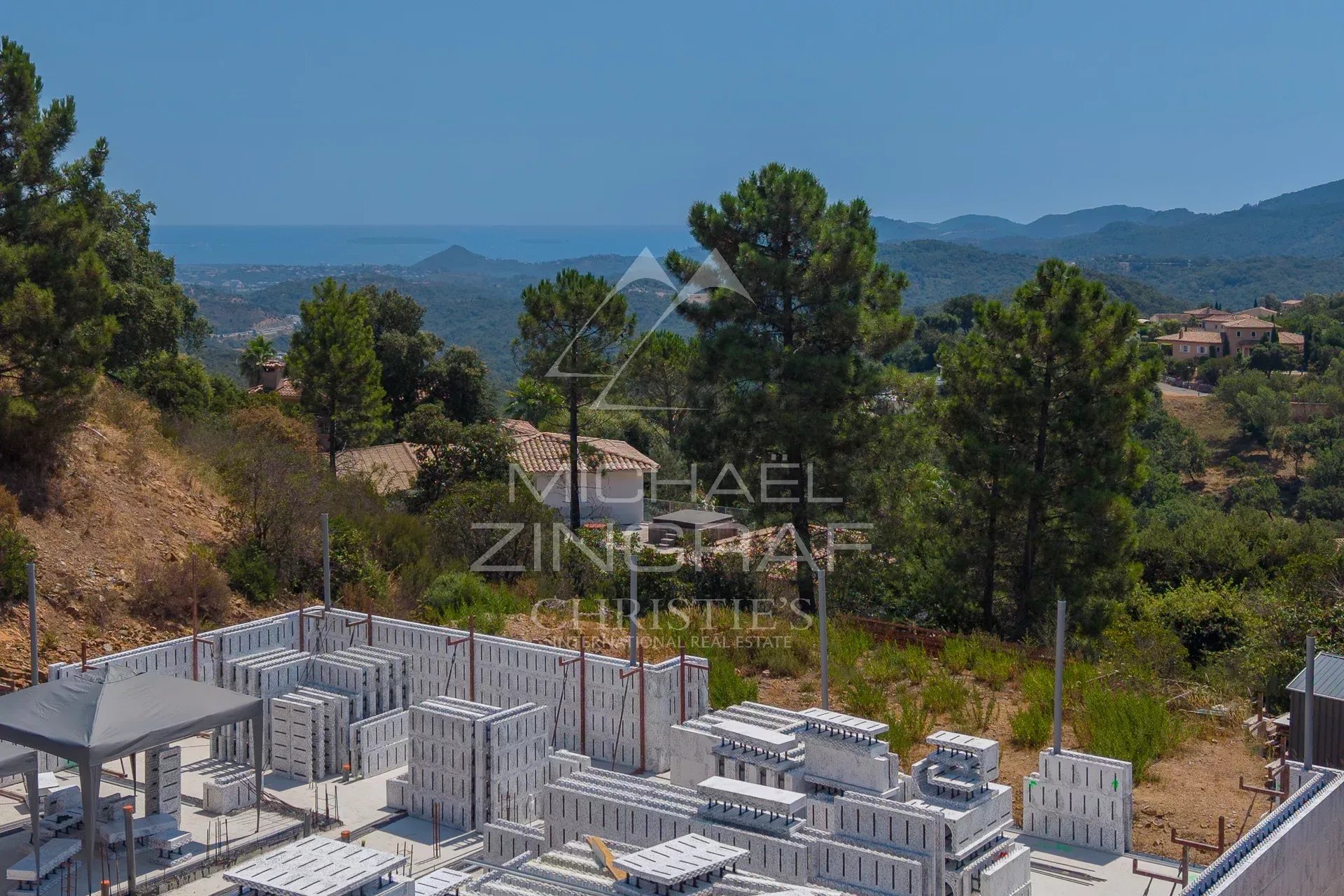 Terrain plat avec projet de construction et vue sur le massif de l'Estérel et la baie de Cannes.