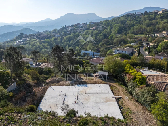 Terrain plat prêt à construire avec vue sur le massif de l'Estérel et la baie de Cannes à Mandelieu-la-Napoule.