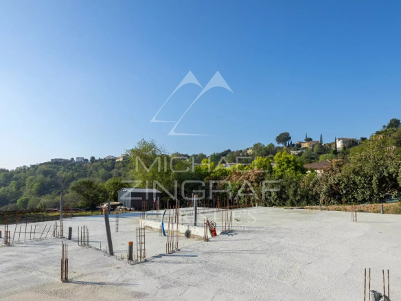 Terrain plat prêt à construire avec fondations, vue sur le massif de l'Estérel et la baie de Cannes.