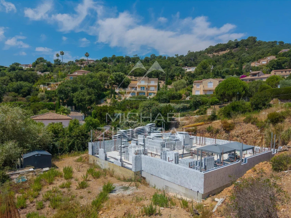 Terrain en construction avec fondations pour villa contemporaine à Mandelieu-la-Napoule.