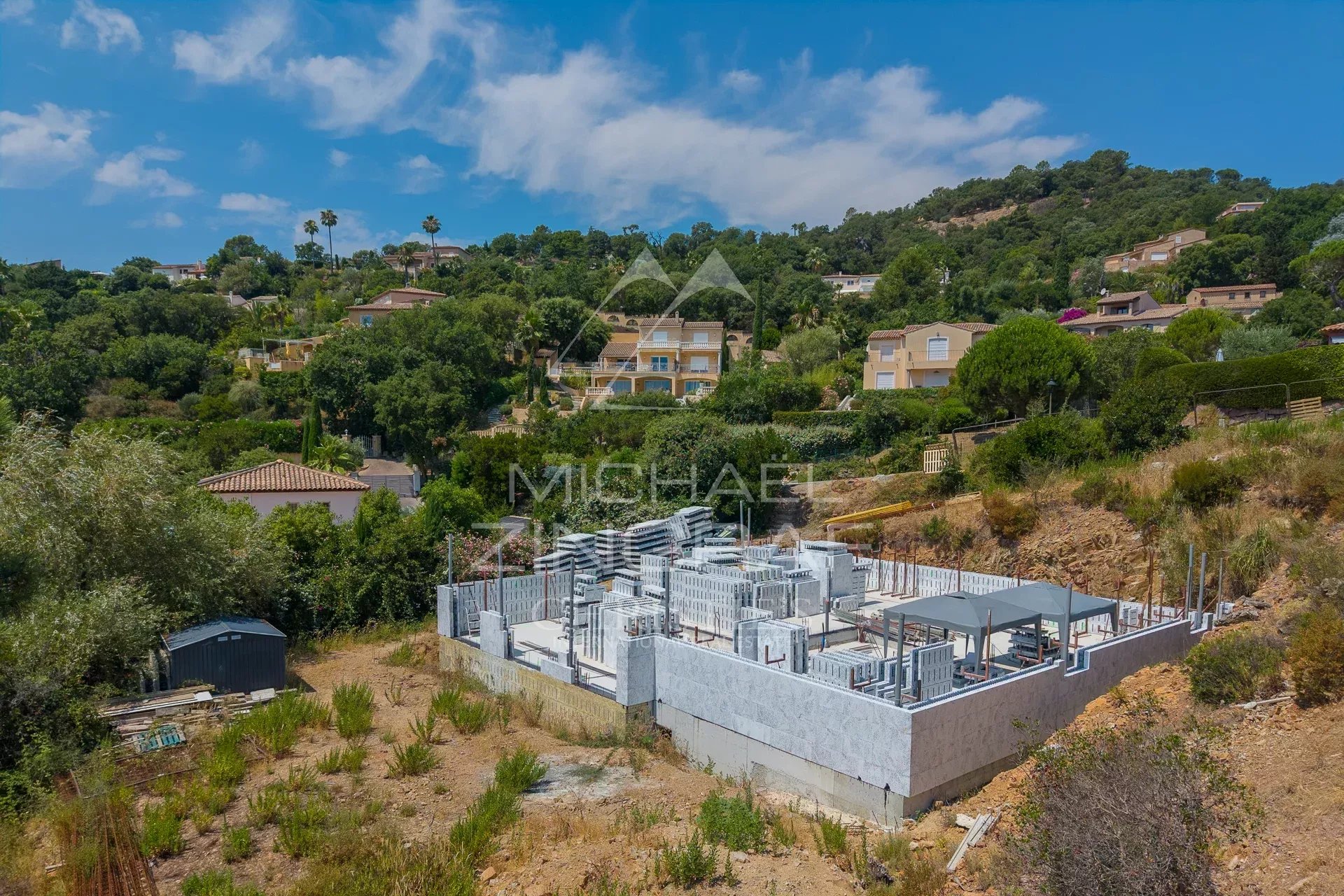 Terrain en construction avec fondations pour villa contemporaine à Mandelieu-la-Napoule.