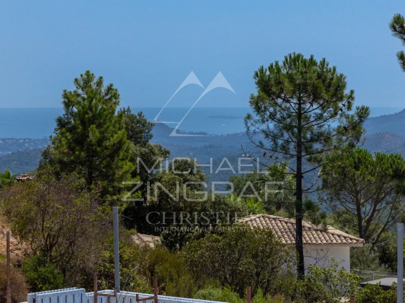 Terrain plat avec vue sur la baie de Cannes et le massif de l'Estérel à Mandelieu-la-Napoule.