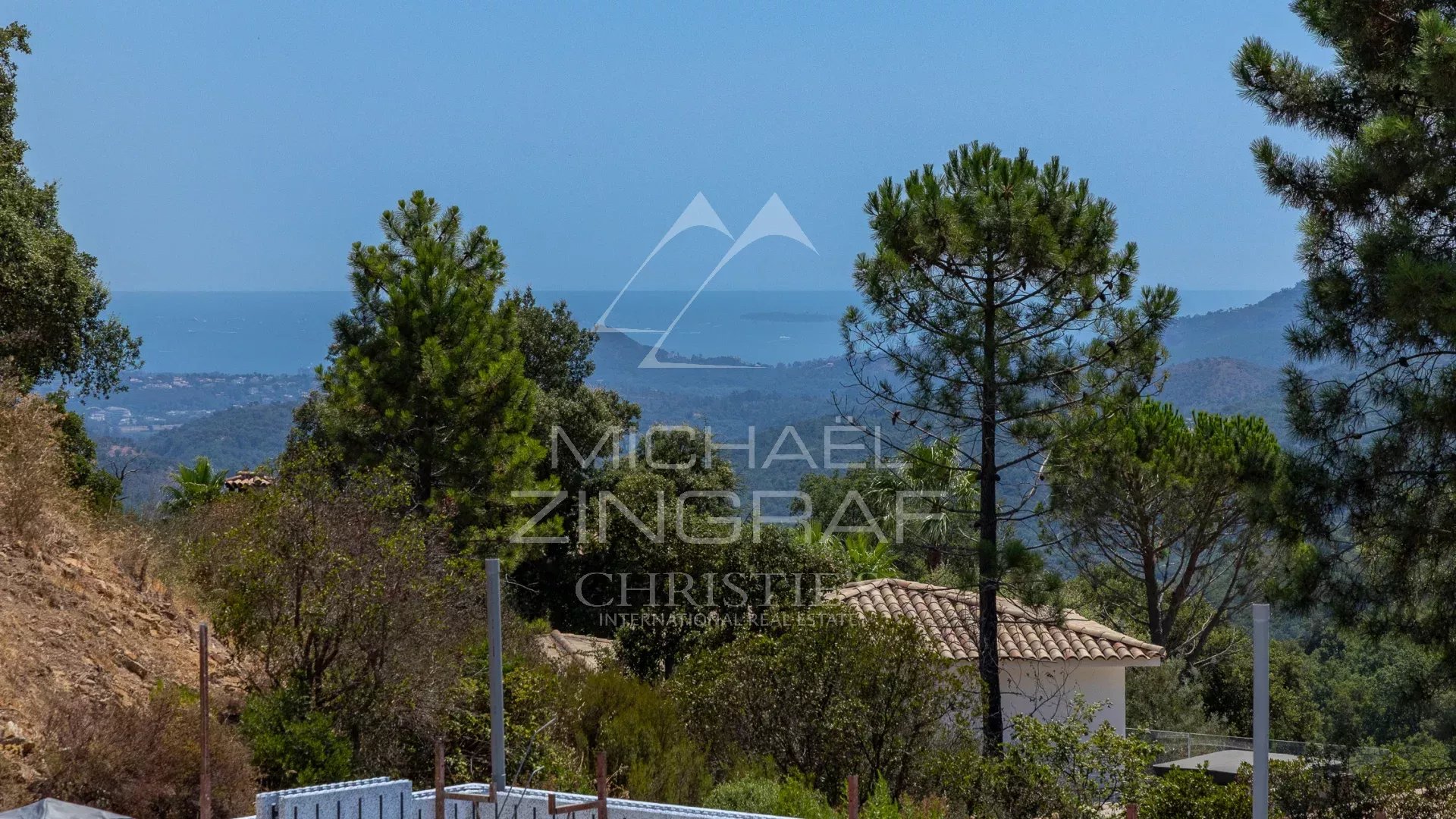 Terrain plat avec vue sur la baie de Cannes et le massif de l'Estérel à Mandelieu-la-Napoule.