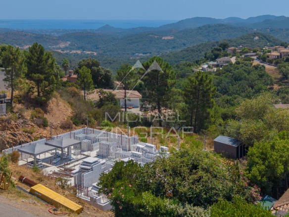 Terrain plat avec projet de construction pour villa contemporaine à Mandelieu-la-Napoule, vue sur l'Estérel et la baie de Cannes.
