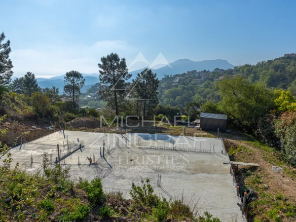 Terrain plat prêt à construire avec vue sur le massif de l'Estérel et la baie de Cannes à Mandelieu-la-Napoule.