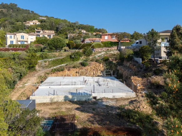 Terrain plat avec fondations pour villa contemporaine à Mandelieu-la-Napoule, vue sur le massif de l'Estérel.