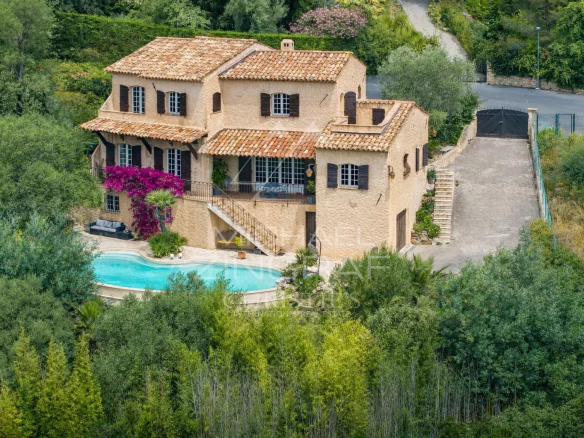 Maison élégante avec piscine dans un secteur résidentiel à Mandelieu-la-Napoule, entourée de verdure.