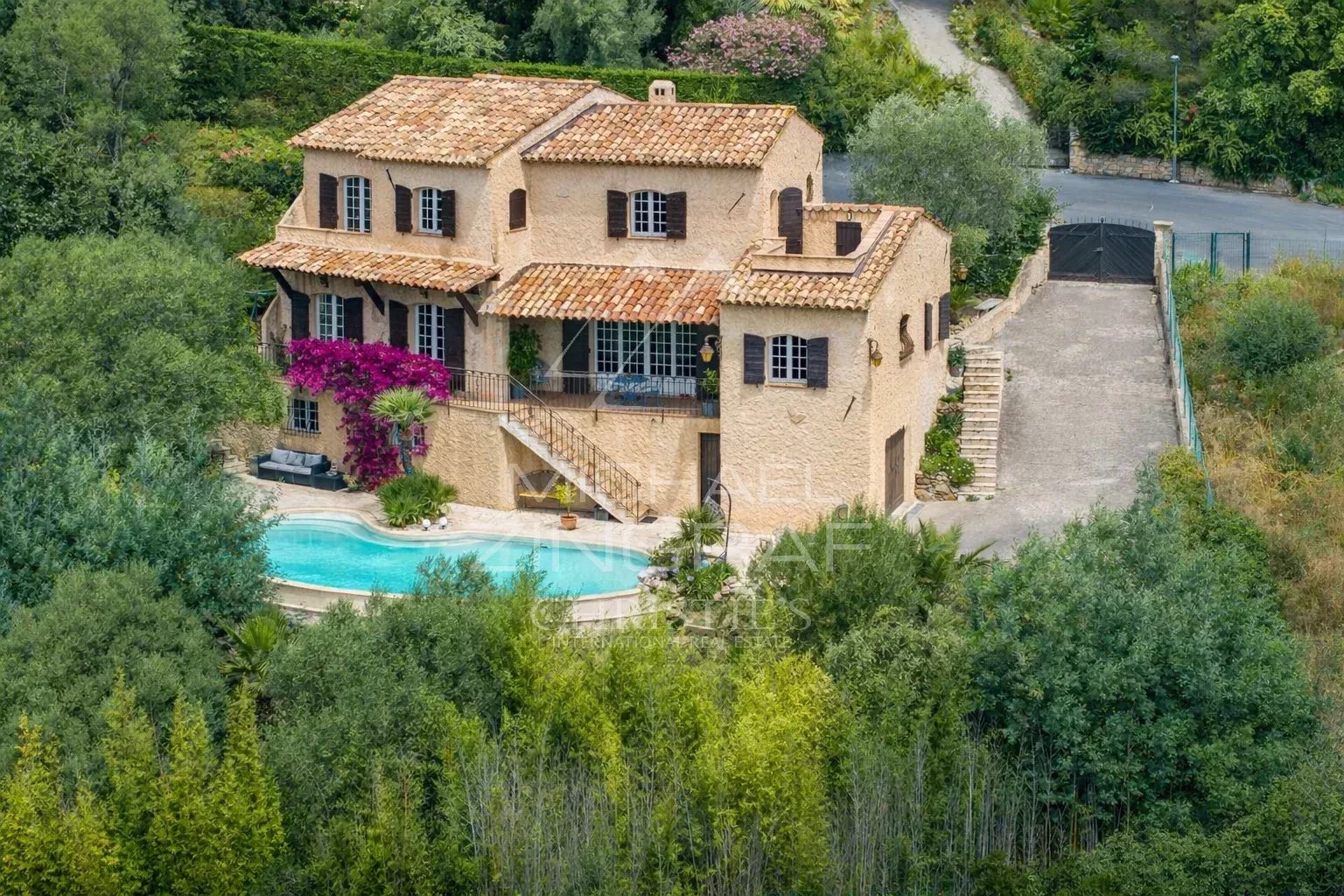 Maison élégante avec piscine dans un secteur résidentiel à Mandelieu-la-Napoule, entourée de verdure.