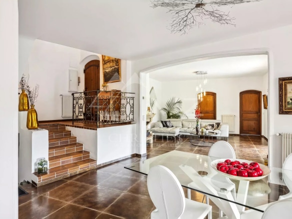 Intérieur d'une maison élégante avec salon lumineux et salle à manger, à Mandelieu-la-Napoule.