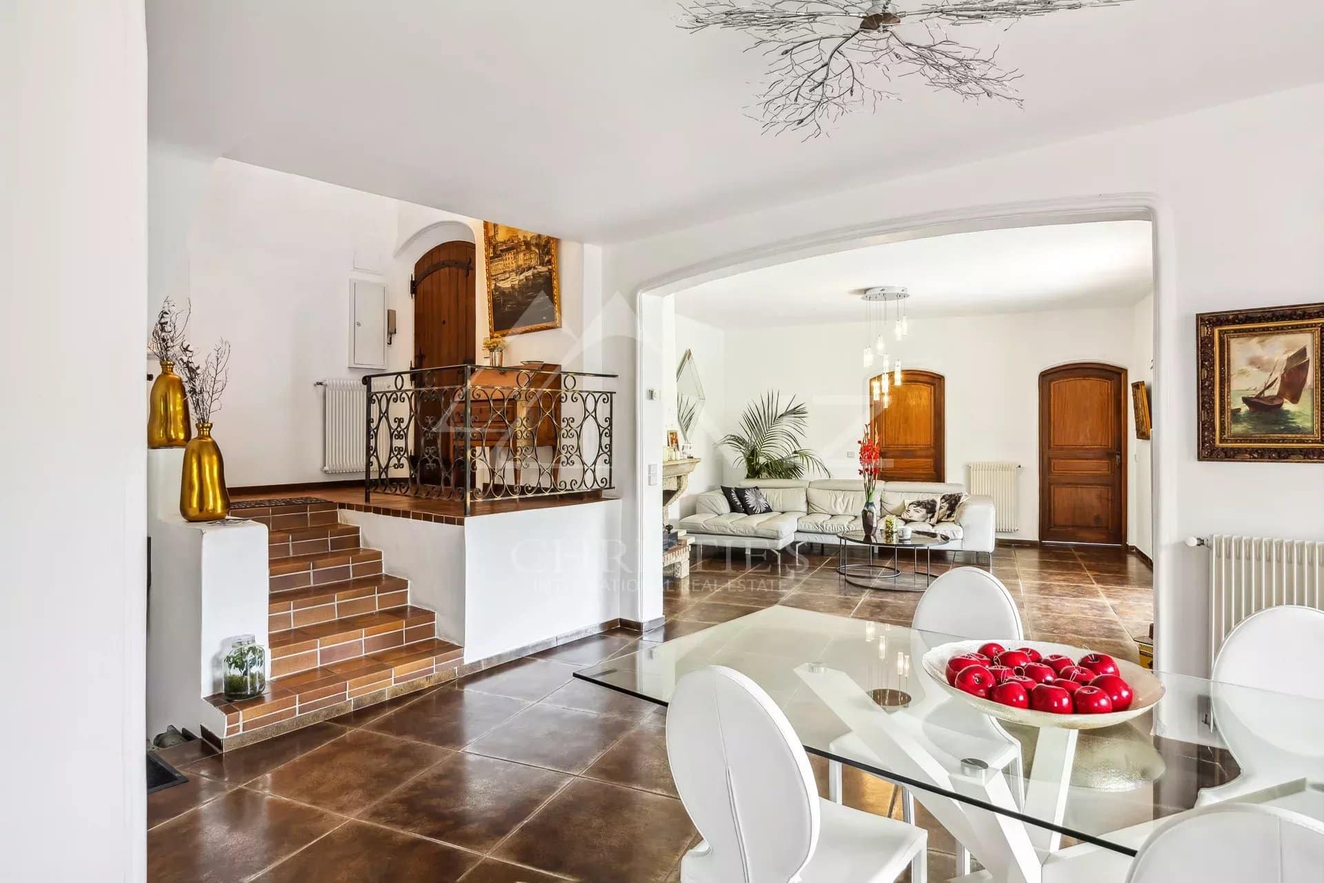Intérieur d'une maison élégante avec salon lumineux et salle à manger, à Mandelieu-la-Napoule.