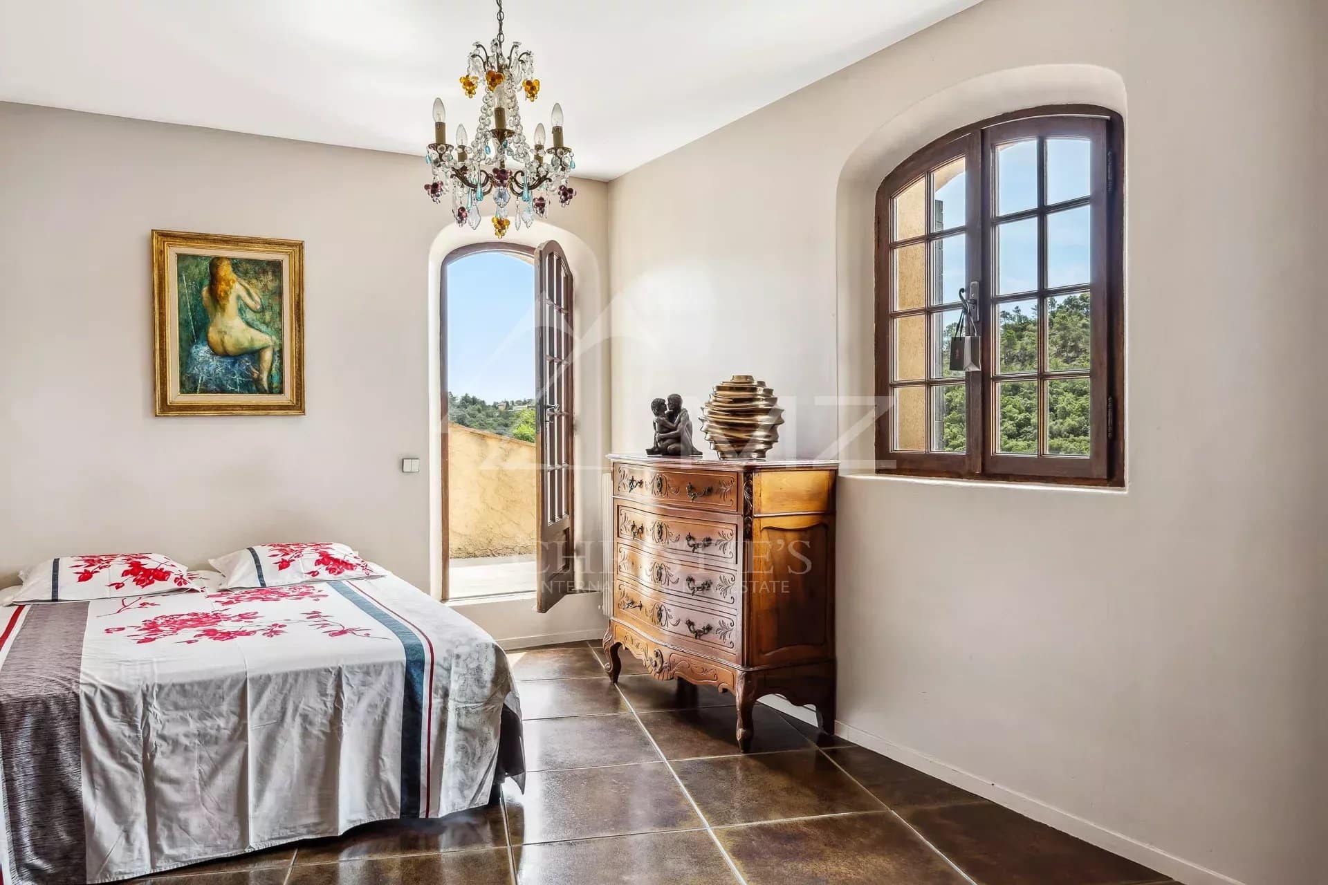 Chambre d'une maison à Mandelieu-la-Napoule avec lit, meuble en bois et fenêtre donnant sur l'extérieur.