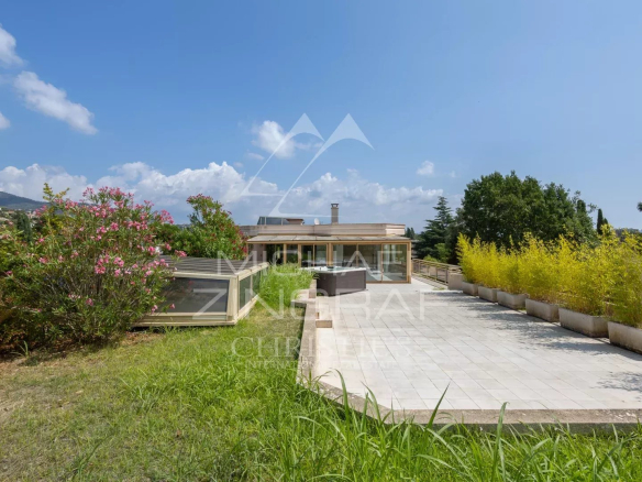 Appartement au dernier étage avec grande terrasse à Mandelieu-la-Napoule