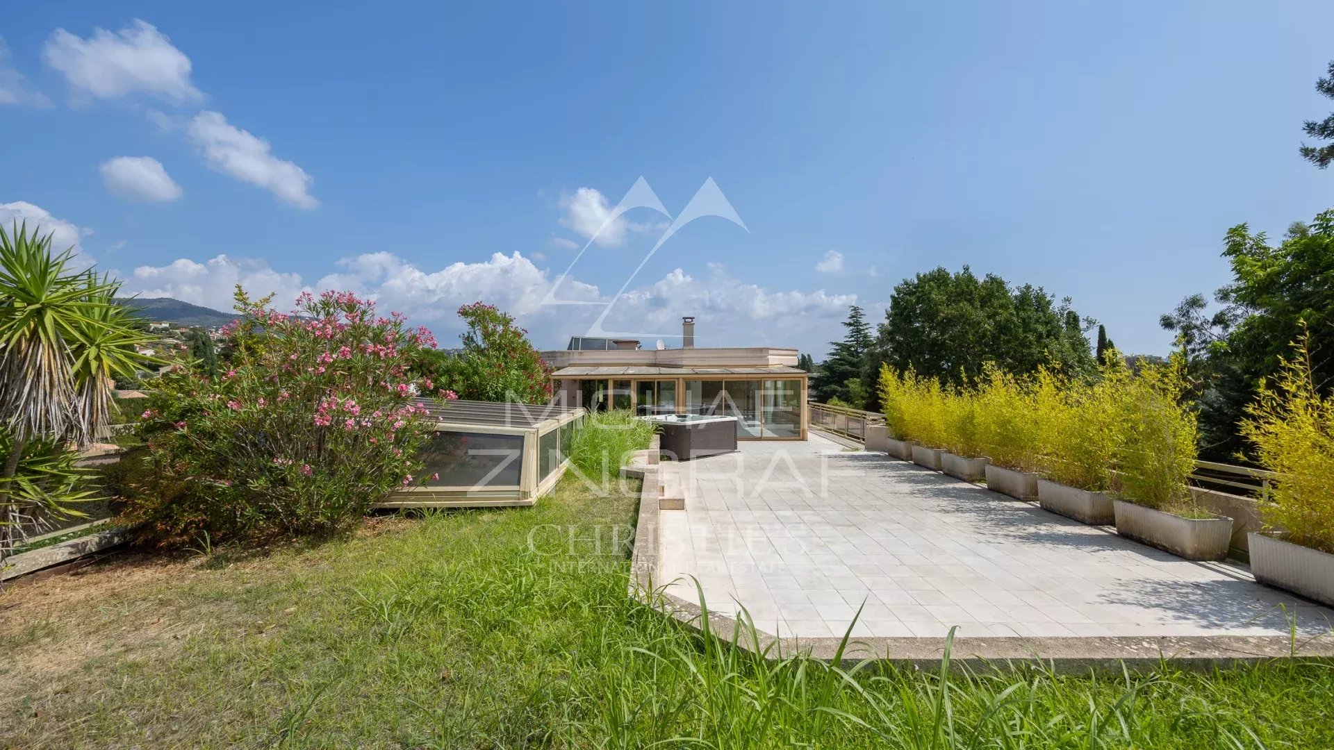 Appartement au dernier étage avec grande terrasse à Mandelieu-la-Napoule