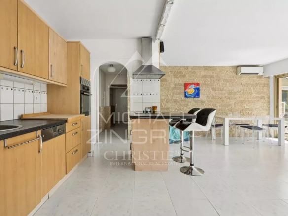 Intérieur d'un appartement lumineux avec cuisine ouverte et espace de vie, situé à Mandelieu-la-Napoule.