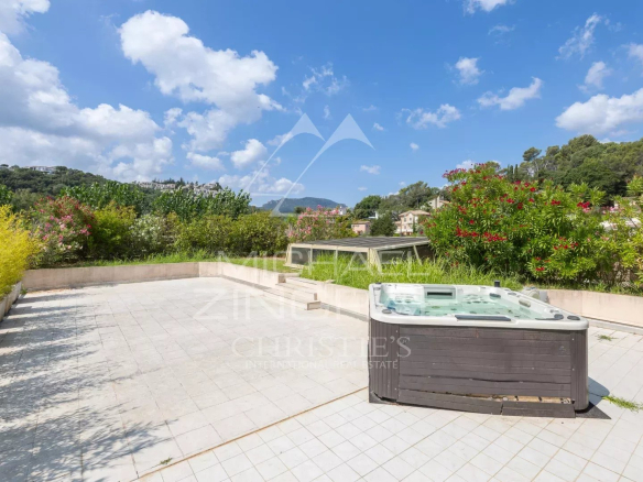 Terrasse spacieuse d'un appartement au dernier étage avec jacuzzi et vue dégagée à Mandelieu-la-Napoule.