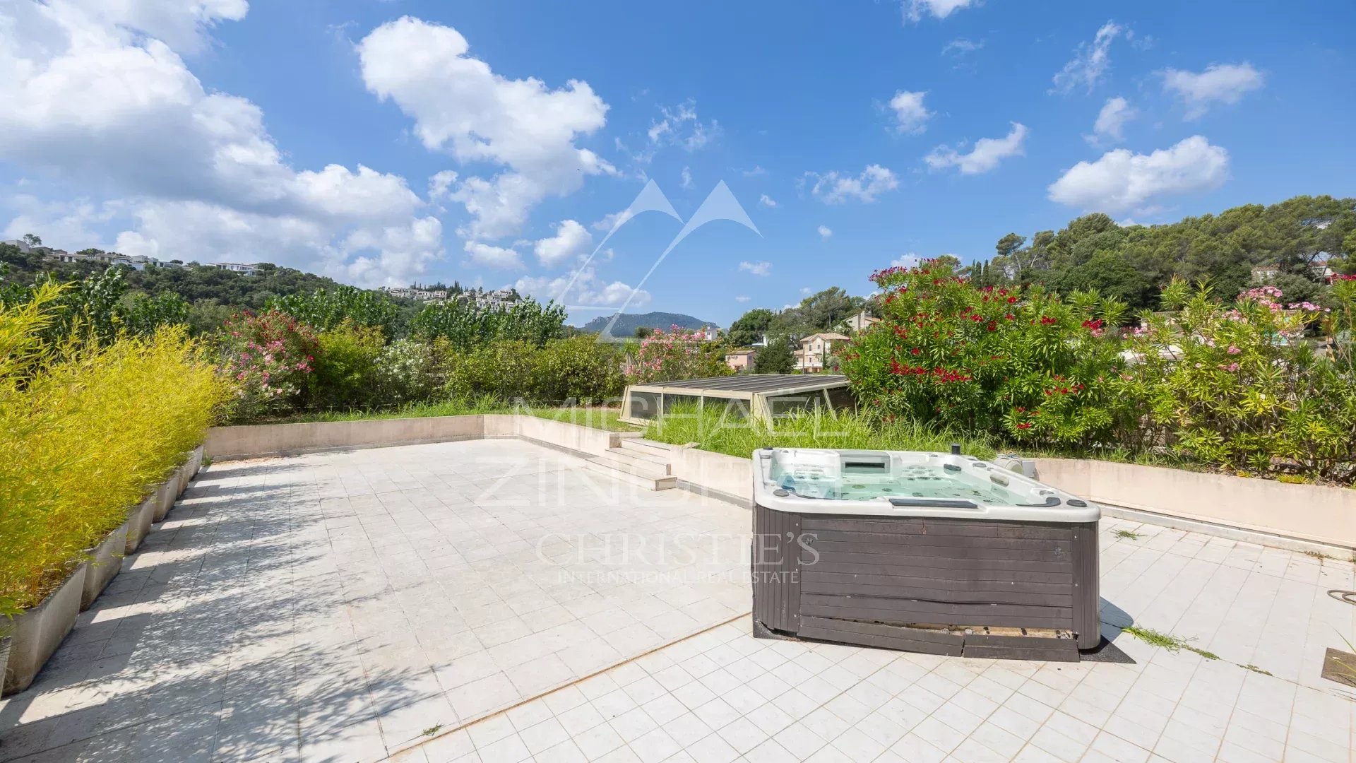 Terrasse spacieuse d'un appartement au dernier étage avec jacuzzi et vue dégagée à Mandelieu-la-Napoule.