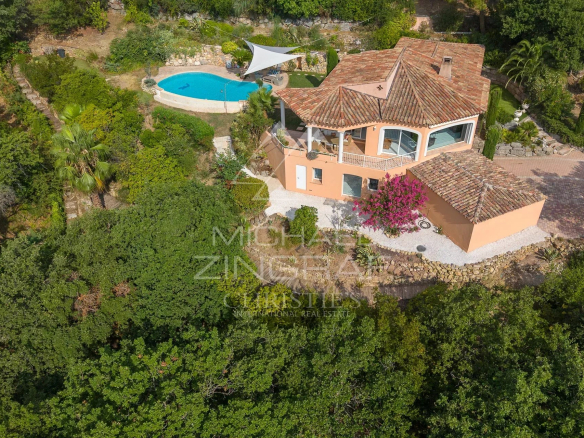 Property with swimming pool and sea view, surrounded by greenery in Adrets-de-l'Estérel.