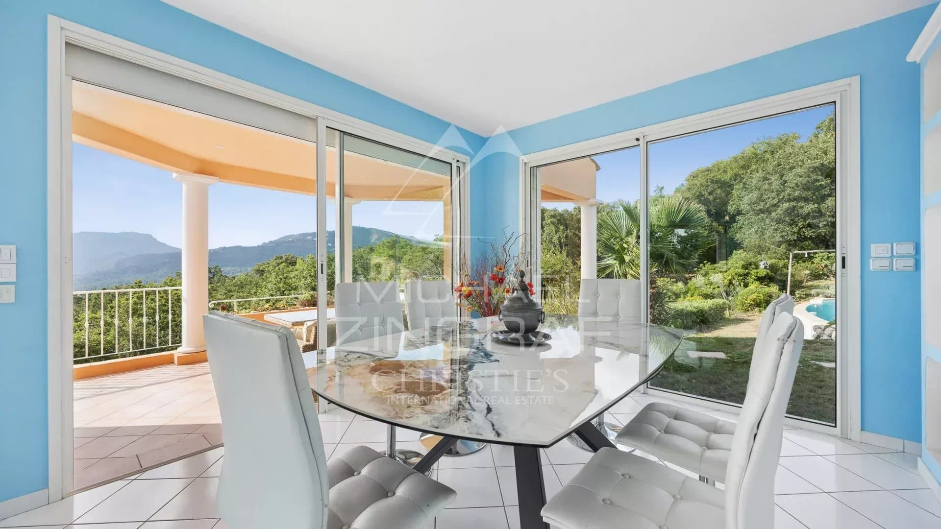 Bright dining room with views of the sea and the Estérel massif, Les Adrets-de-l'Estérel.