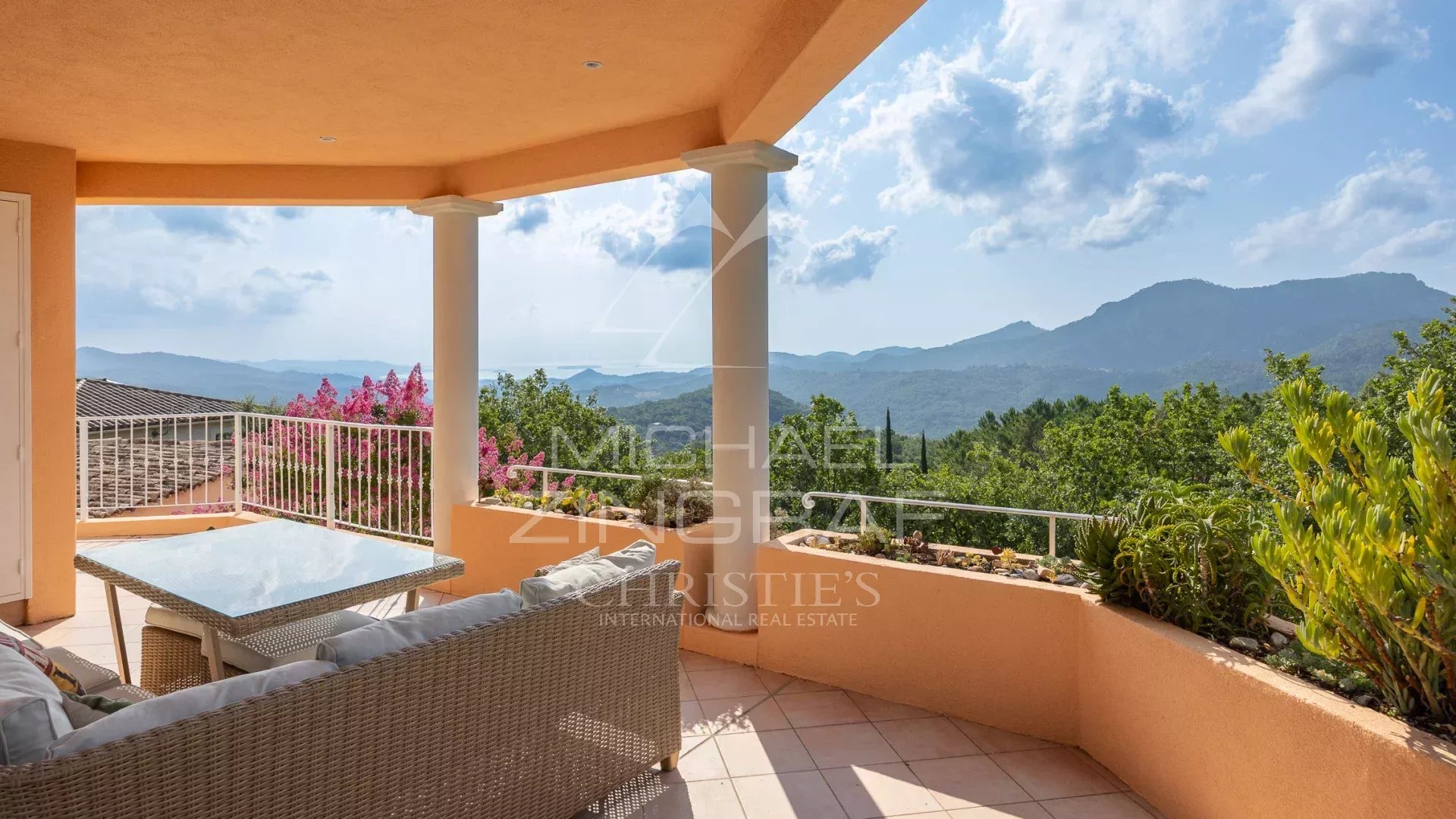 Terrace of a property with views of the sea and the Estérel massif, Les Adrets-de-l'Estérel.