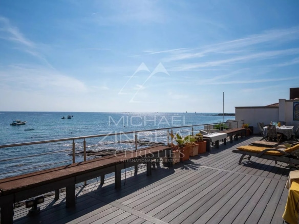 Terrasse avec vue sur la mer à Sainte-Maxime, ensoleillée et équipée de chaises longues.