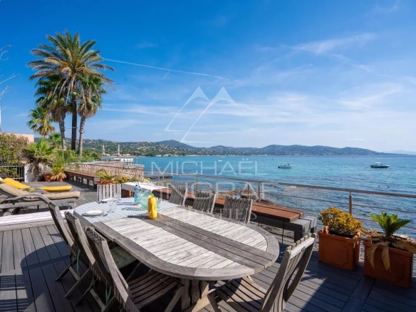 Terrasse en bois avec table et chaises, vue sur la mer à Sainte-Maxime