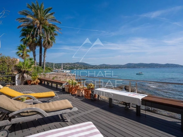 Terrasse en bois avec chaises longues surplombant la mer à Sainte-Maxime.