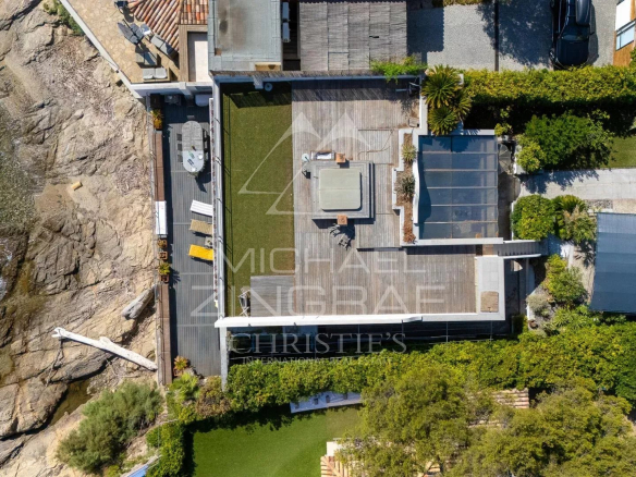 Vue aérienne d'une villa avec terrasse et jardin, proche de la mer à Sainte-Maxime.