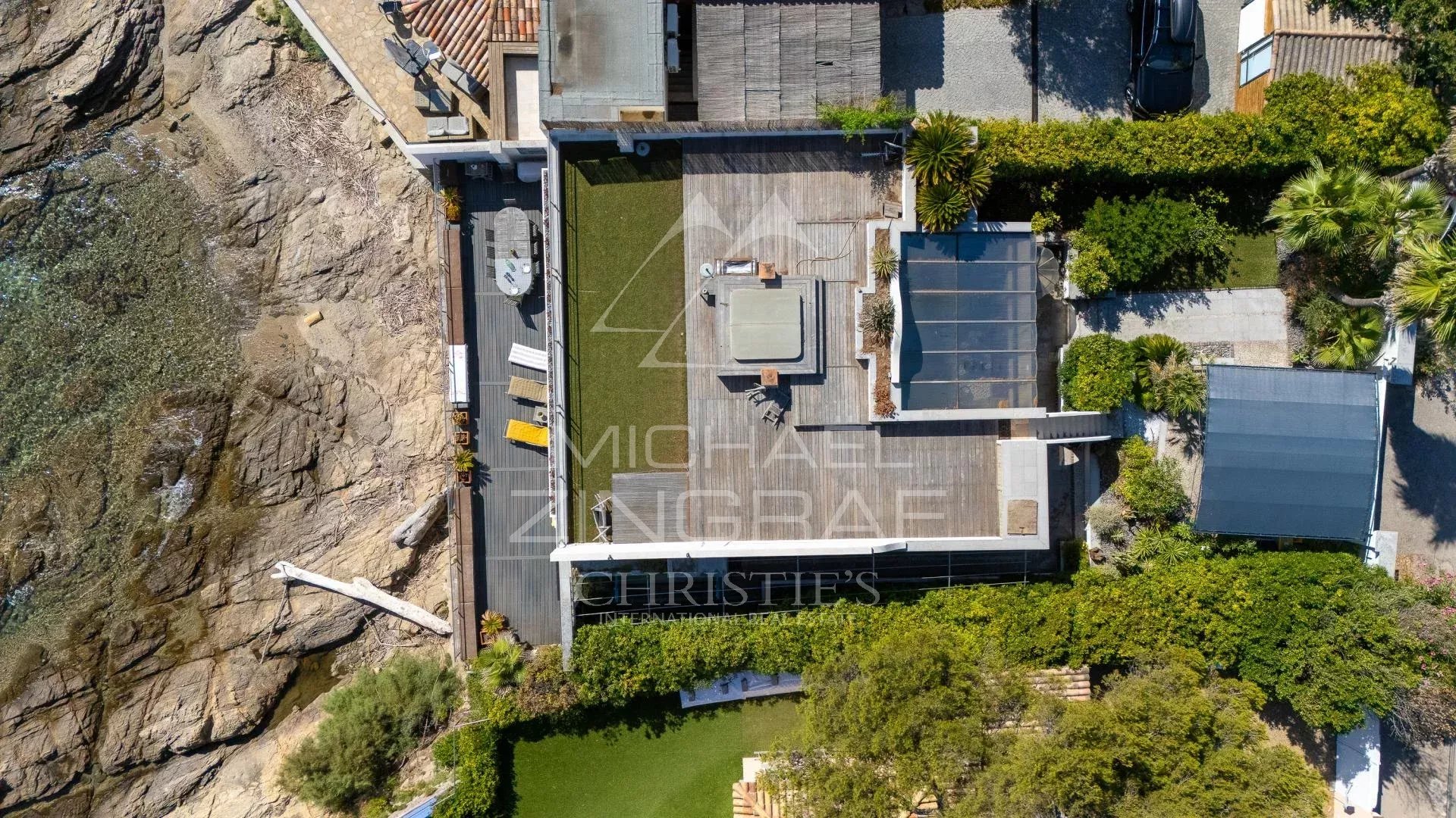 Vue aérienne d'une villa avec terrasse et jardin, proche de la mer à Sainte-Maxime.