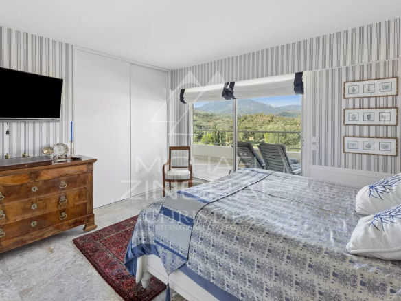Room in a top-floor apartment with a view of the golf course, tastefully decorated.