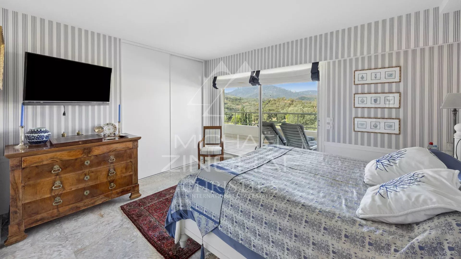 Room in a top-floor apartment with a view of the golf course, tastefully decorated.