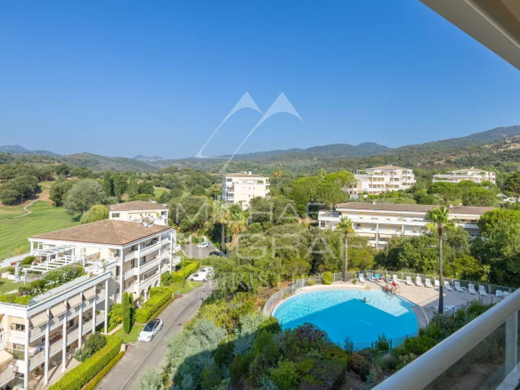 Panoramic view of the Barbossi golf course and the swimming pool of a residence in Mandelieu-la-Napoule.
