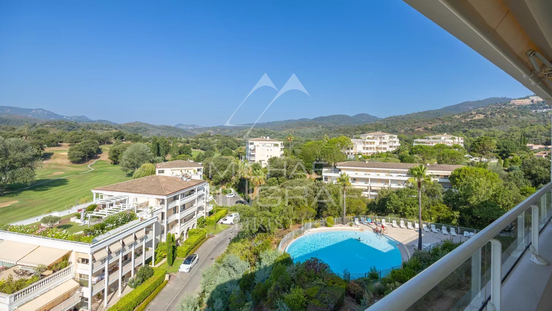 Panoramic view of the Barbossi golf course and the swimming pool of a residence in Mandelieu-la-Napoule.