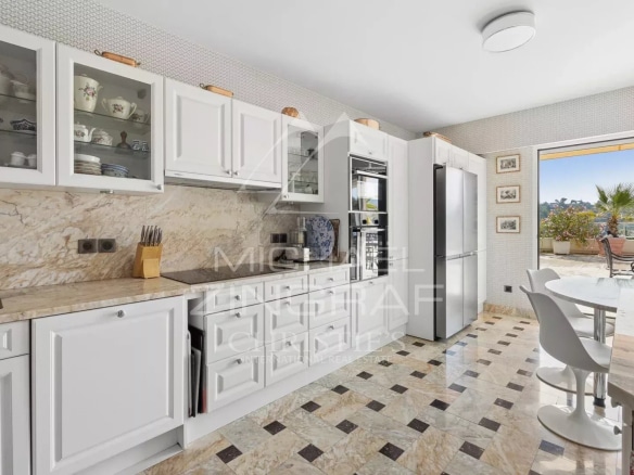 Modern and spacious kitchen in a top-floor apartment in Mandelieu-la-Napoule, with views of the golf course.