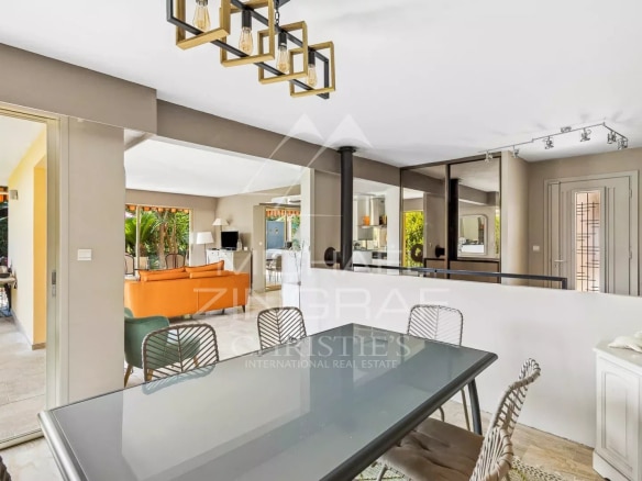 Intérieur d'une propriété lumineuse avec espace de réception et salle à manger, à Mandelieu-la-Napoule.