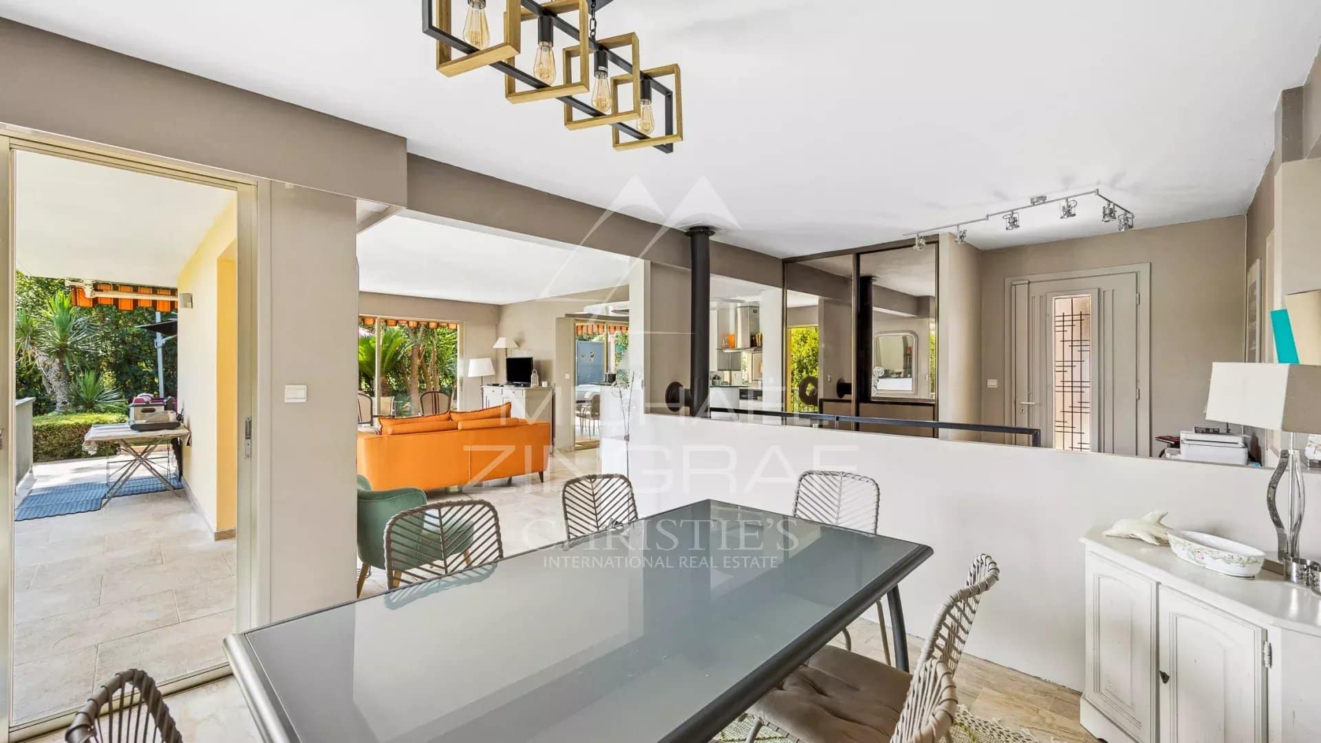 Intérieur d'une propriété lumineuse avec espace de réception et salle à manger, à Mandelieu-la-Napoule.