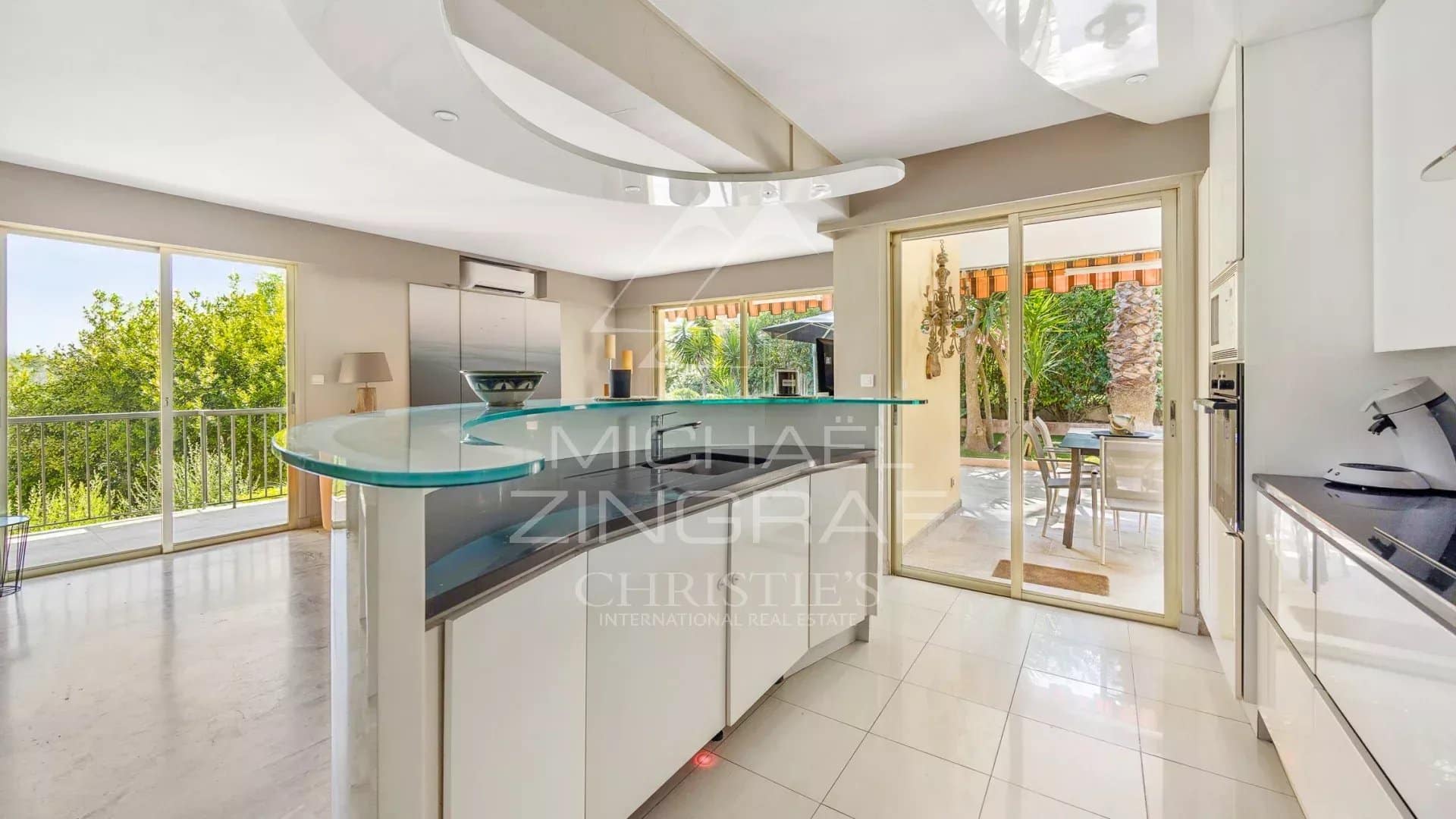 Cuisine moderne ouverte sur une terrasse avec vue sur la verdure à Mandelieu-la-Napoule.