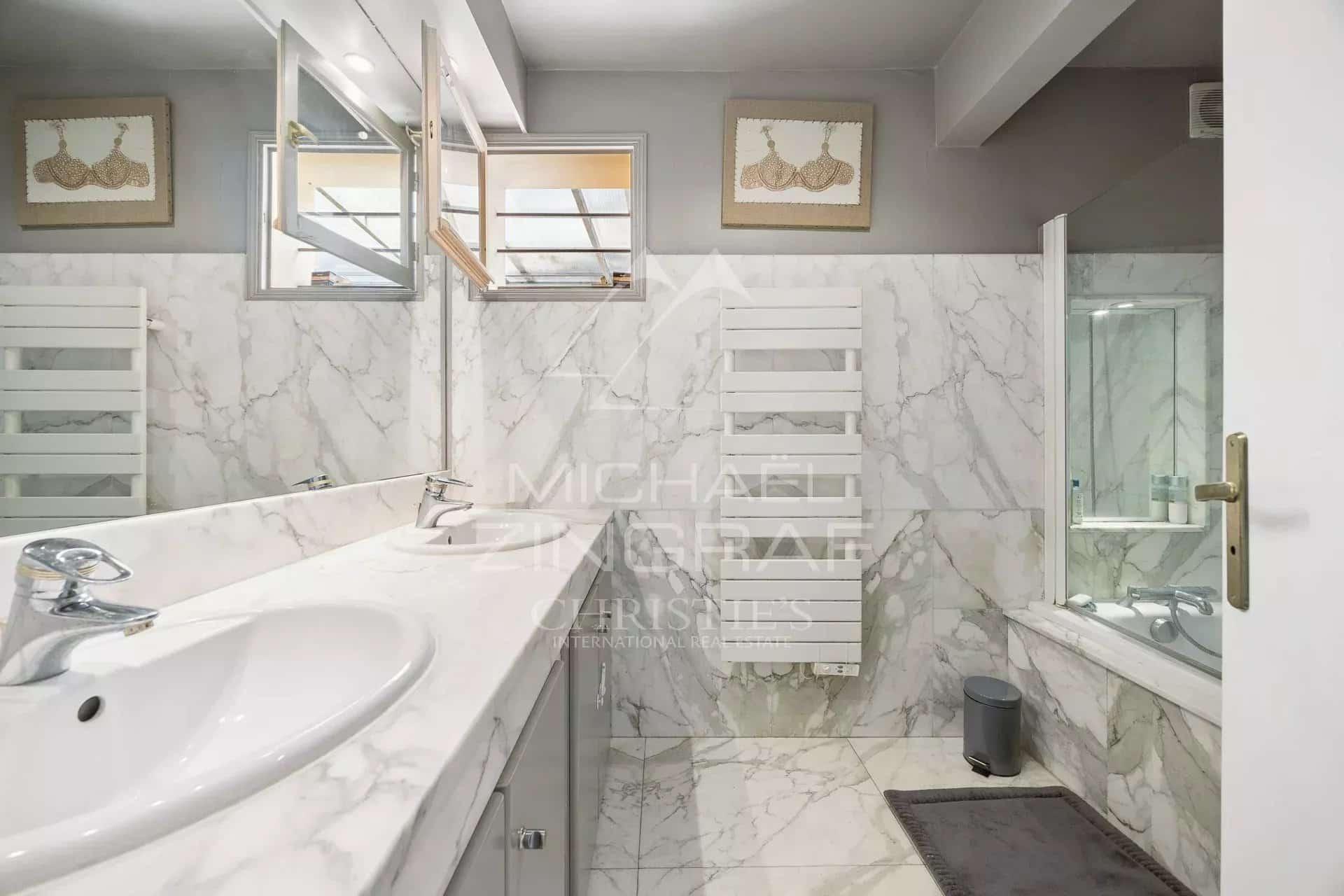 Salle de bain moderne avec carrelage en marbre et équipements contemporains.