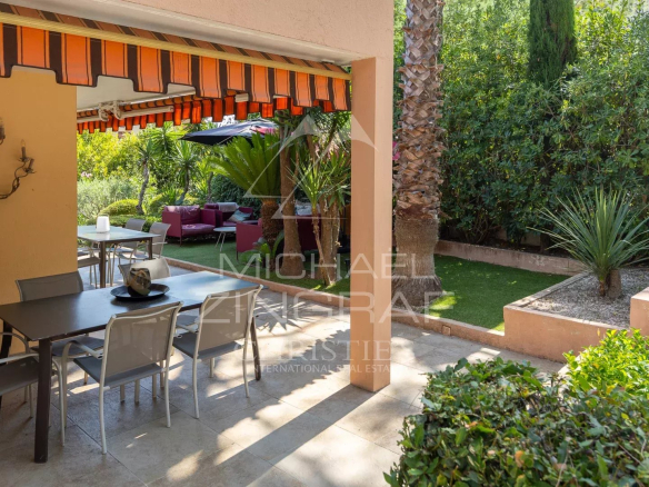Terrasse d'une propriété avec mobilier de jardin et verdure à Mandelieu-la-Napoule