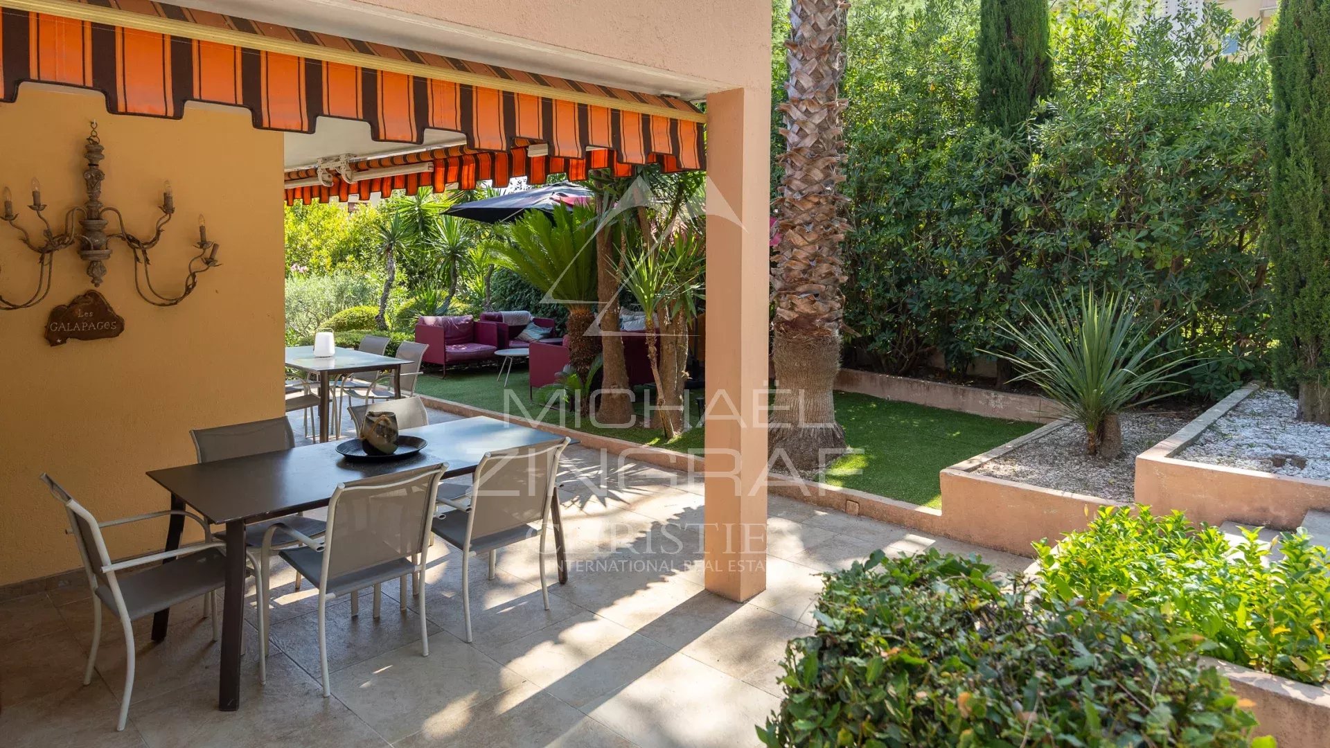 Terrasse d'une propriété avec mobilier de jardin et verdure à Mandelieu-la-Napoule